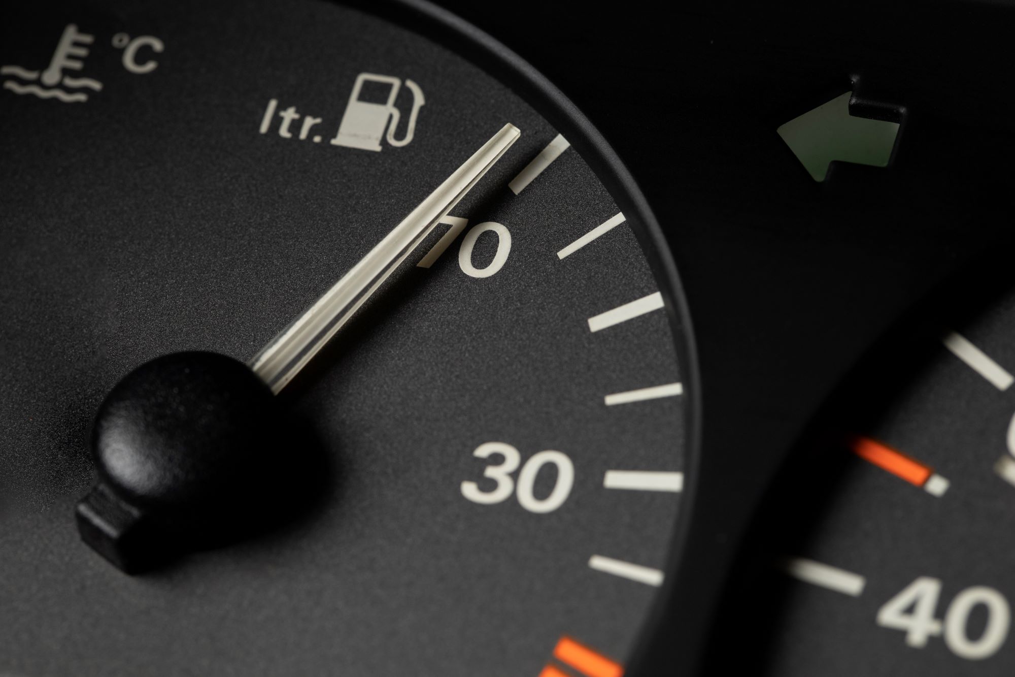 Мінус літр на 100 км: дієві поради водіям, як реально зекономити пальне